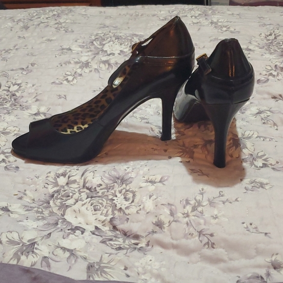 Black peep toe heels with straps - Picture 2 of 3